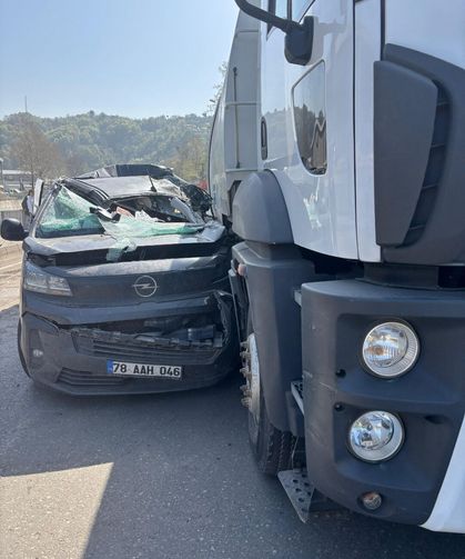 Feci kaza... Belediye aracına çarptı...