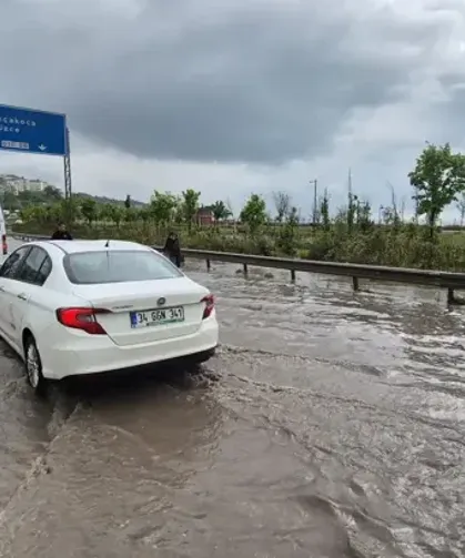 Yol göle döndü… Araçlar yolda kaldı…