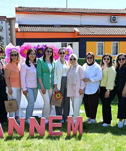 Anneler hem eğlendi hem sanatla buluştu…