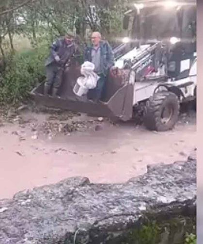 Sağanak etkili oldu; mahsur kalan 3 kişi kurtarıldı…