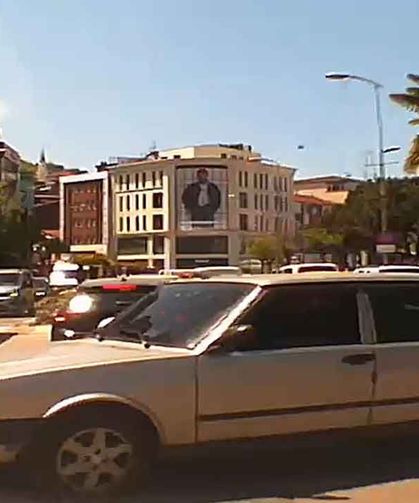 Yaşlı kadına minibüs çarptı… İşte kaza anı…