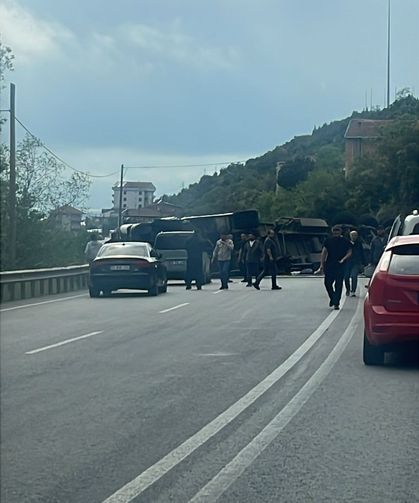 Devrilen TIR yolu trafiğe kapattı...