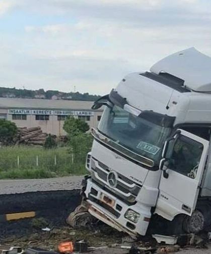 Kontrolden çıkan kömür yüklü tır devrildi