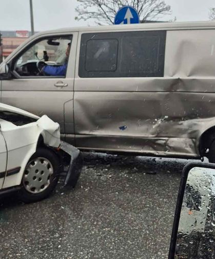Kamyonet ile otomobil çarpıştı… Yaralılar var…