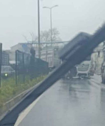 Tır makas attı… Trafik felç oldu…