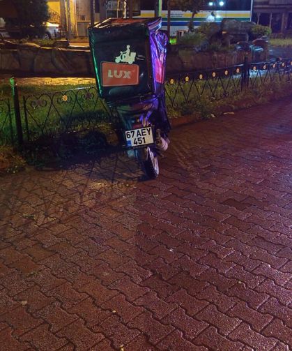 Yağışlı havada motosikleti devirdi...