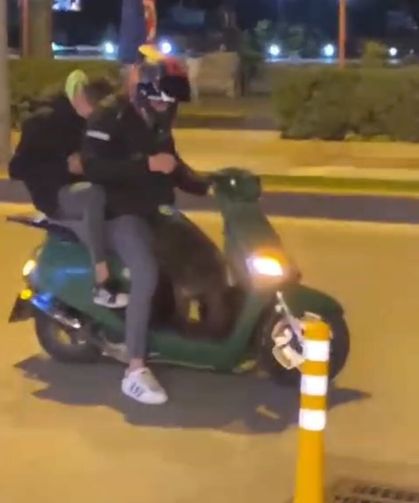Sokak köpeğinin motor sevdası kamerada....