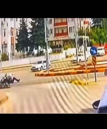 2 yunus polisinin yaralandığı kaza kamerada...