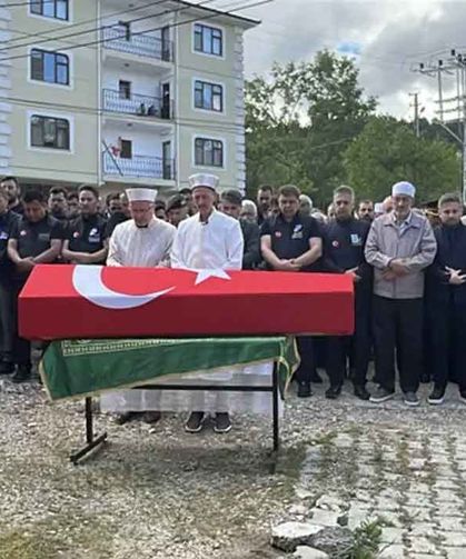 Yaşamını yitiren AFAD personelinin cenaze namazını...