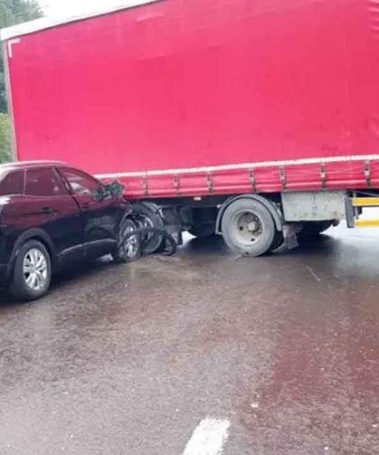 TIR’dan ayrılan dorseye çarpan otomobildeki 2 kişi yaralandı