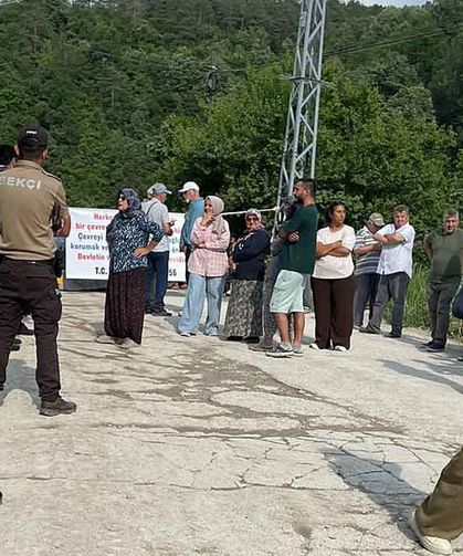 Mahalleli bir kez daha yol kapattı…