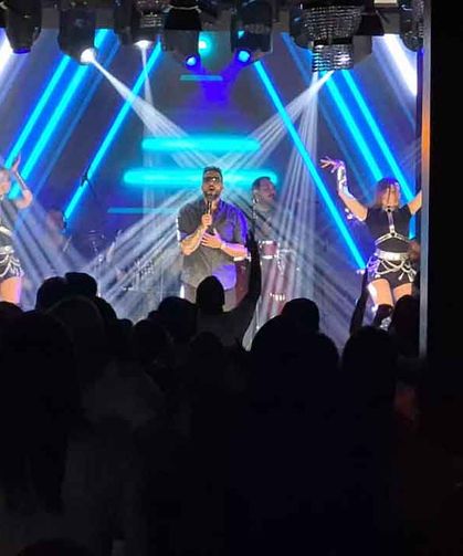 Gökhan Özen sahnede, davetliler salonda coştu…