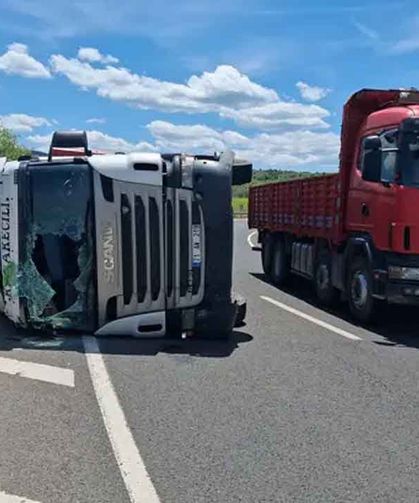 Hurda yüklü TIR devrildi: 1 yaralı...