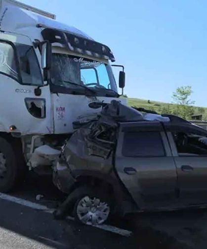 Otoyolda kamyon ile otomobil çarpıştı: 2 yaralı
