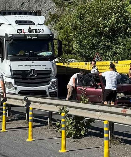 Takip mesafesini kaybetti… Arkadan çarptı…