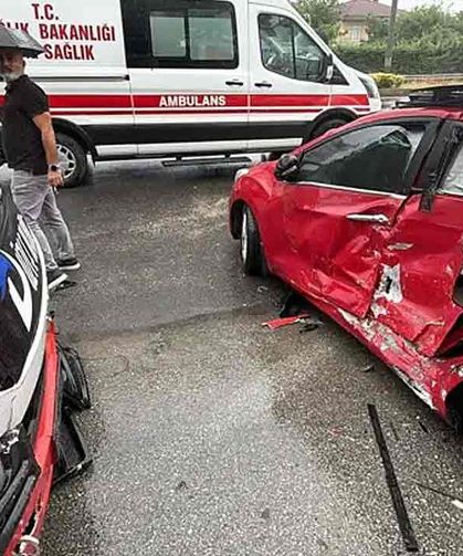 Yolcu midibüsü ile otomobil çarpıştı: 5 yaralı