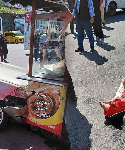 Otomobil yayaların arasına daldı… Yaralılar var…