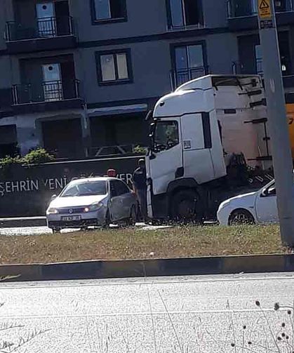Tır otomobili sürükledi… Trafik kilitlendi…