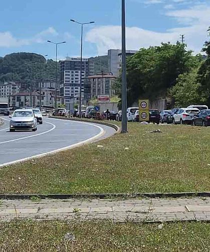 Yol çalışması, ışıklar trafiği kilitledi…