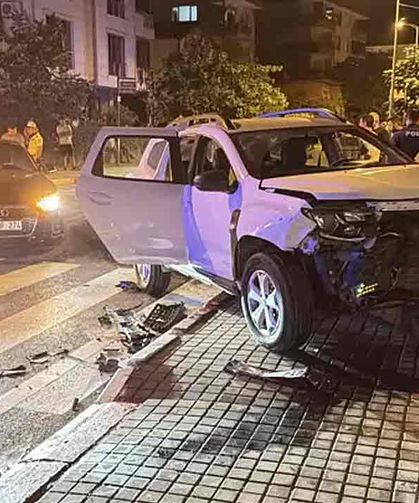 Otomobil polis aracıyla çarpıştı: 2 polis yaralı