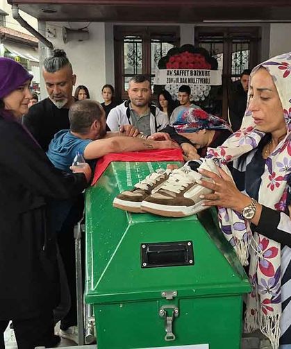 Annecim bunları giydireyim sana çık oradan…