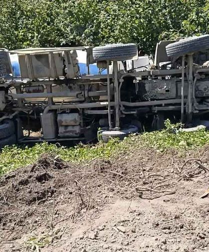 Beton mikseri şarampole yuvarlandı…