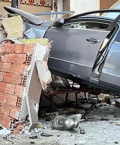 Önce otomobile sonra cami duvarına… Yaralılar var…