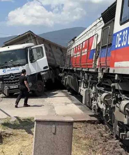Hemzemin geçitte lokomotif ile TIR çarpıştı
