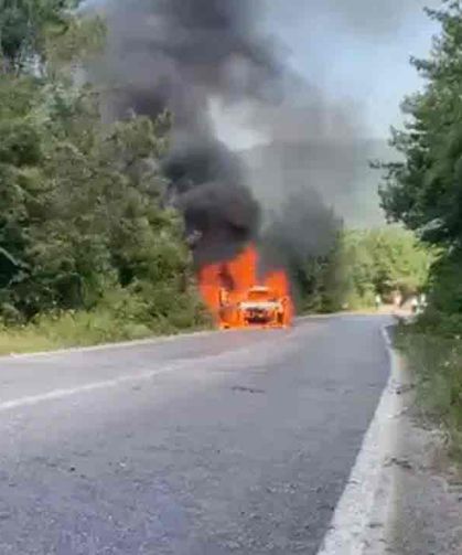 Seyir sırasında alev alan otomobil yandı