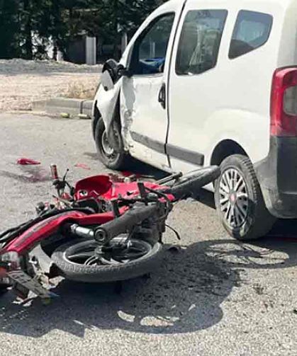 Kamyonet ile motosiklet çarpıştı…Sürücü ağır yaralandı…