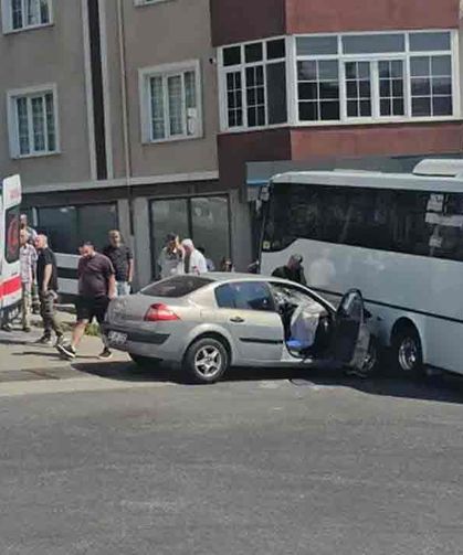 Feci Kaza… Otobüsü ile otomobil çarpıştı… Yaralılar var…