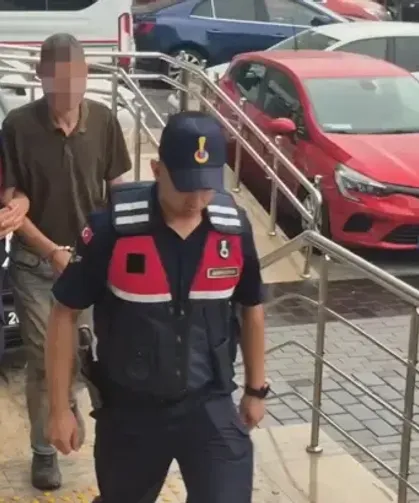 Kızını dövmeyen dizini döver… Tutuklandılar…