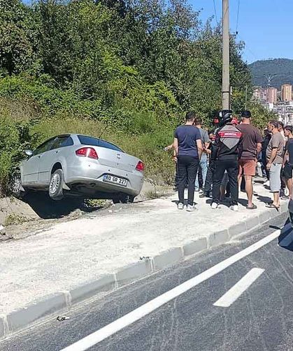 El frenini unuttu… Otomobil kaldırımda durdu…