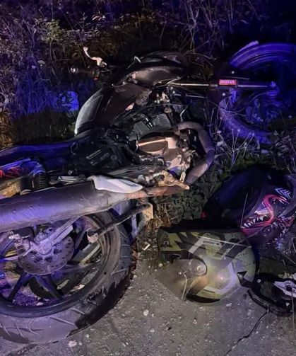 Motosiklet otomobille çarpıştı... Yaralılar var...
