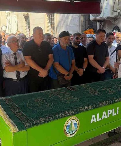 Alaplı yardım gönüllüsü Tıncay Çil'e ağlıyor...