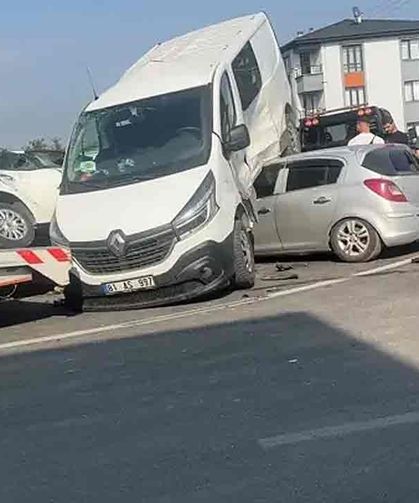 Feci kaza… Otomobil ve minibüs çarpıştı…