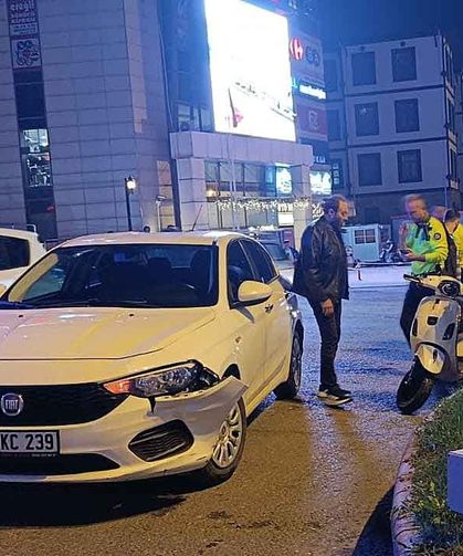 Otomobil ile motosiklet kavşakta çarpıştı…