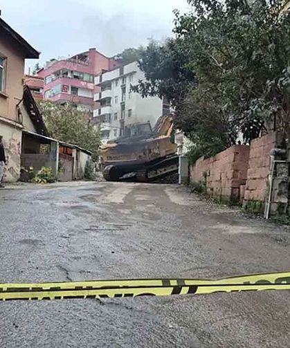 Riskli apartmanın yıkımı başladı…