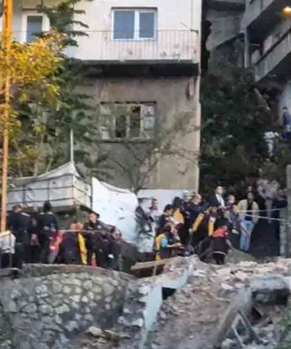 3 katlı bina çöktü… Enkaz altında kaldılar…