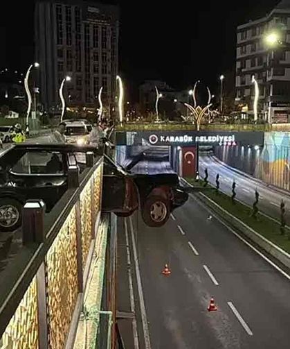Köprü korkuluklarına çarpan otomobil askıda kaldı…