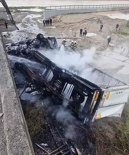 Feci Kaza… TIR, köprüden uçup yandı…