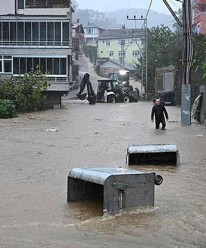 Yağış etkili oldu… Yollar göle döndü…