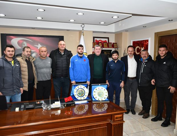 Başkan Tekin şampiyon sporcuya plaket takdim etti