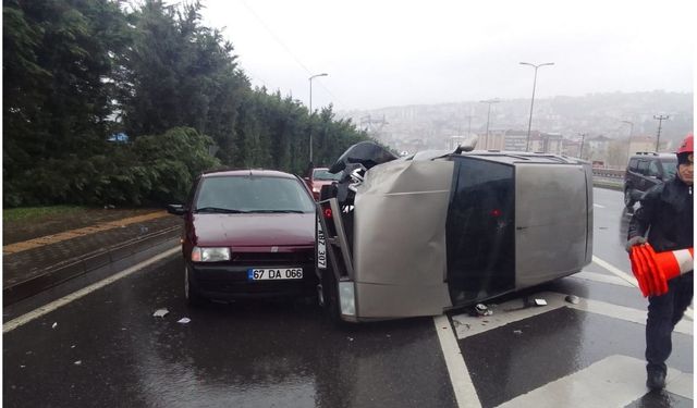 Park halindeki araca çarptı devrildi 1 yaralı