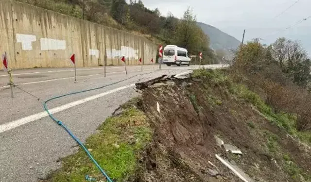 Kara yolunda heyelan... Trafik tek şeritten çift yön verildi