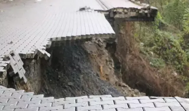 Hastaneye giden yol çöktü trafik kapatıldı