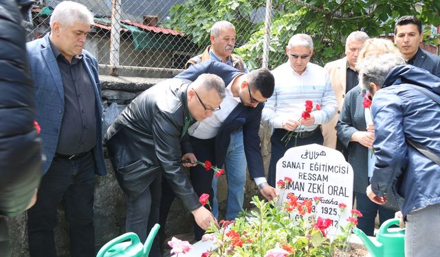 Osman Zeki Oral 12. yılında mezarı başında anıldı...