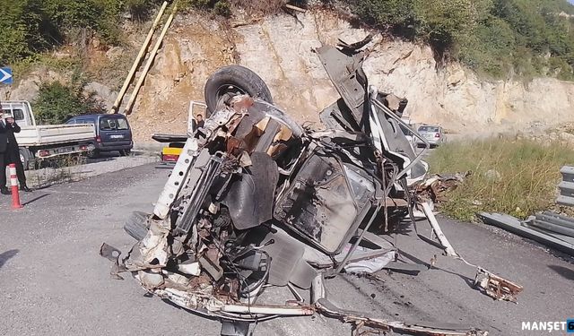 Otomobil hurdaya döndü... Yaralı var...