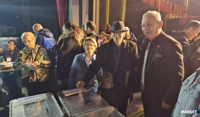 Asırlık üye bastonuyla oy atmaya gitti...