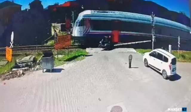 Motosiklet, trene çarptı; kaza kamerada...